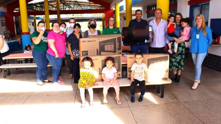 Prefeito Léo e vice Fabiana entregam televisores em Centro de Educação Infantil