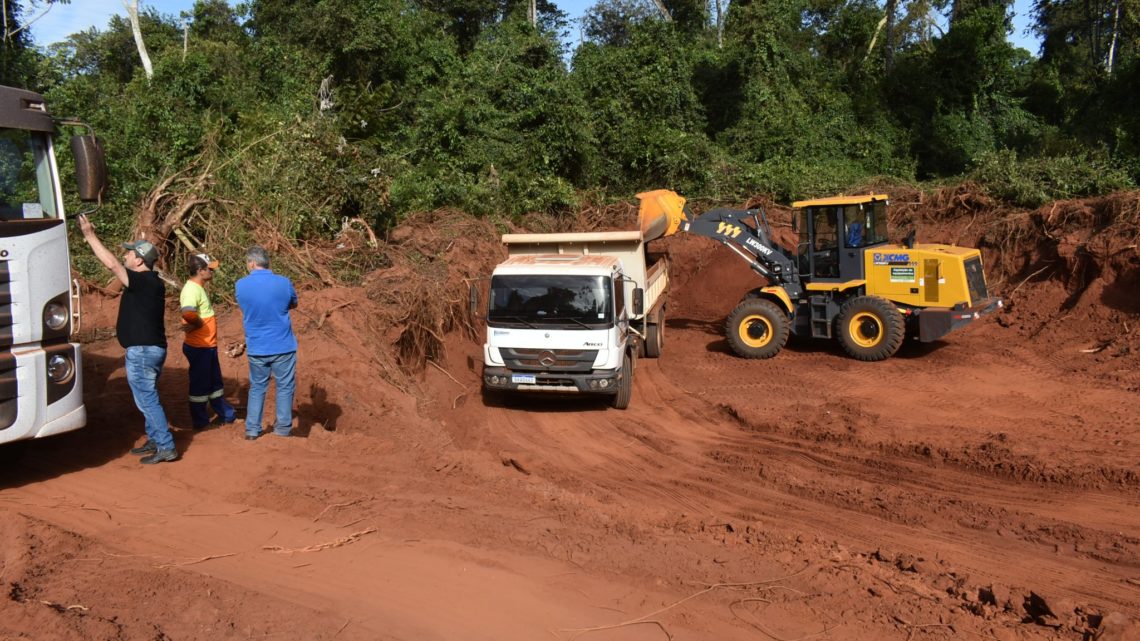 PARCERIA ENTRE SECRETARIA DE OBRAS E PROPRIETÁRIOS RURAIS DE IGUATEMI PROMOVEM RECUPERAÇÃO DE ESTRADA.