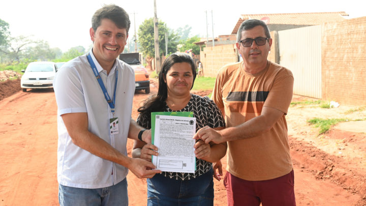 Thalles e Careca entregam 45 escrituras para moradores do Betel em Itaquiraí- MS