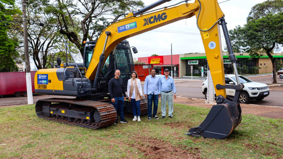 Eldorado- MS adquire veículo para Educação e conquista retroescavadeira