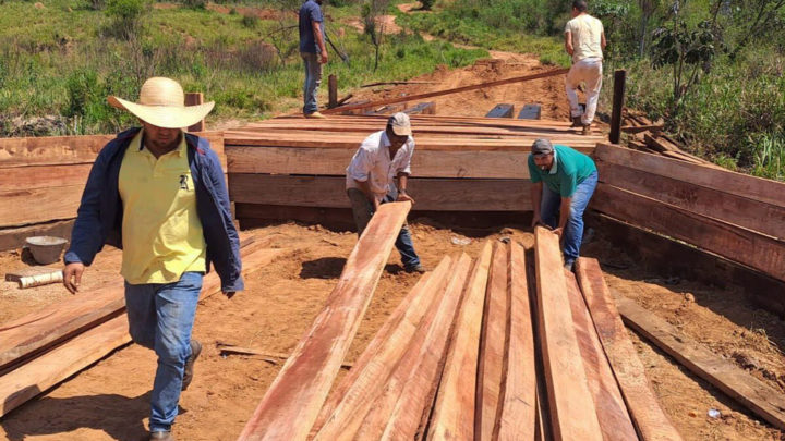 Prefeitura de Tacuru- MS realiza revitalização de uma ponte na Estrada do Assentamento São José