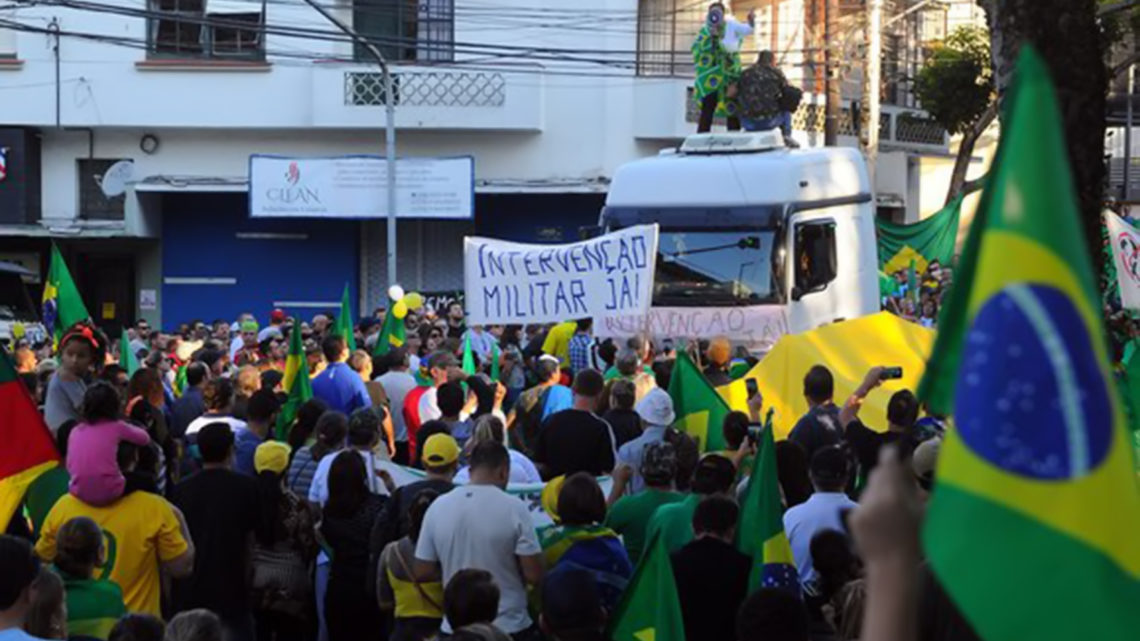 Caminhoneiros fecham rodovias e protestam contra vitória de Lula em ao menos 11 Estados