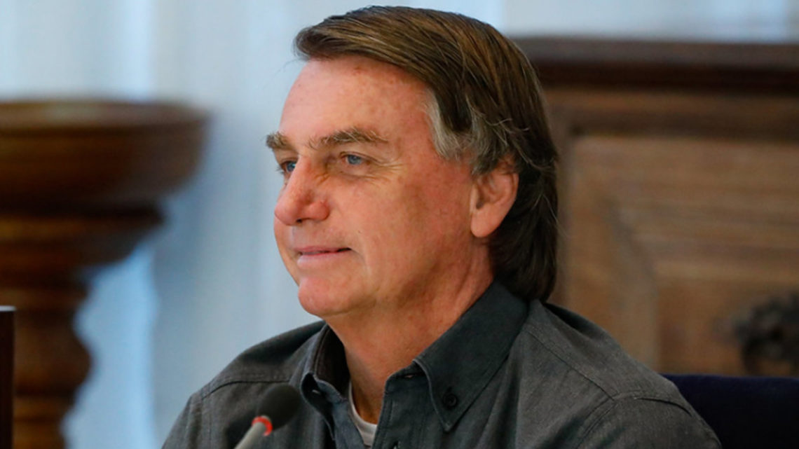 Bolsonaro anuncia desoneração da folha de pagamento para profissionais de saúde