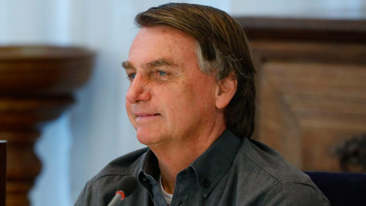 Bolsonaro anuncia desoneração da folha de pagamento para profissionais de saúde