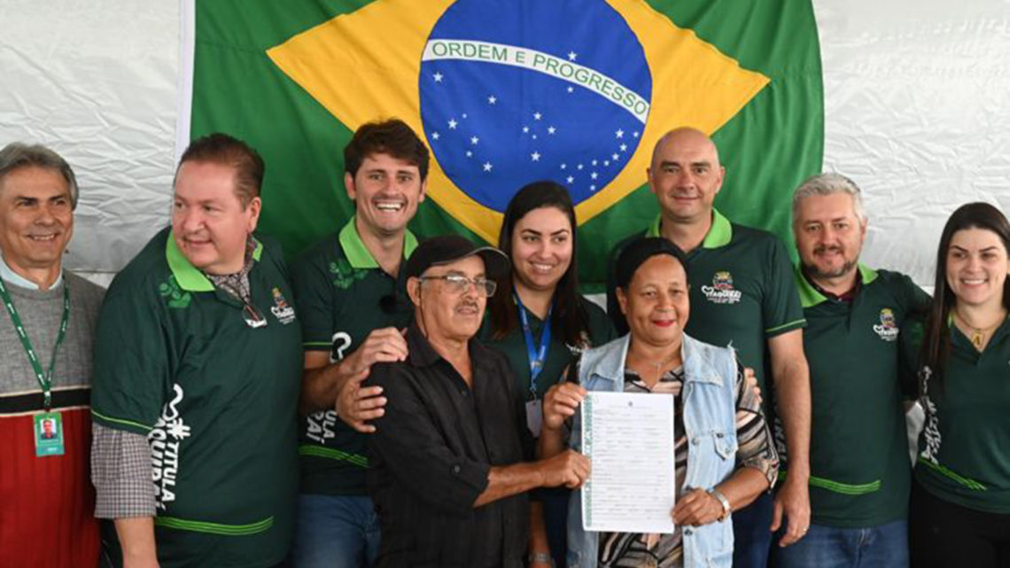 Prefeito Thalles de Itaquiraí- MS, Vice Dr. Bruno e vereadores entregam títulos de propriedades e maquinas no complexo Santo Antônio