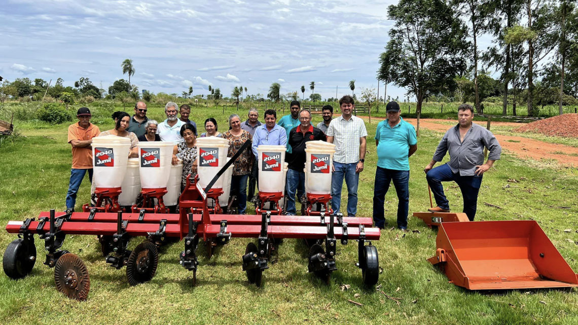 Prefeitura de Itaquiraí- MS, governo do estado e governo federal, já entregaram mais de trinta implementos para os pequenos produtores