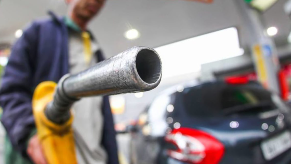 Preço médio do litro da gasolina cresce nos postos pela 3ª semana e chega a R$ 4,91