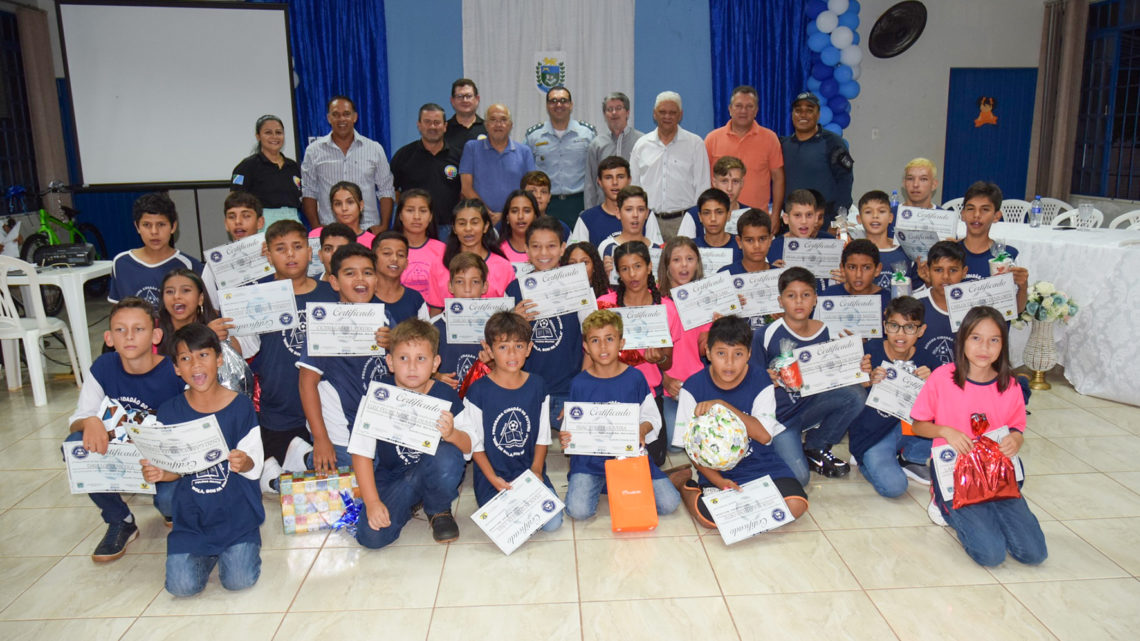 POLÍCIA MILITAR REALIZA ENTREGA DE CERTIFICADOS PARA ALUNOS QUE PARTICIPARAM DO PROJETO BOM DE BOLA BOM NA ESCOLA EM IGUATEMI- MS.