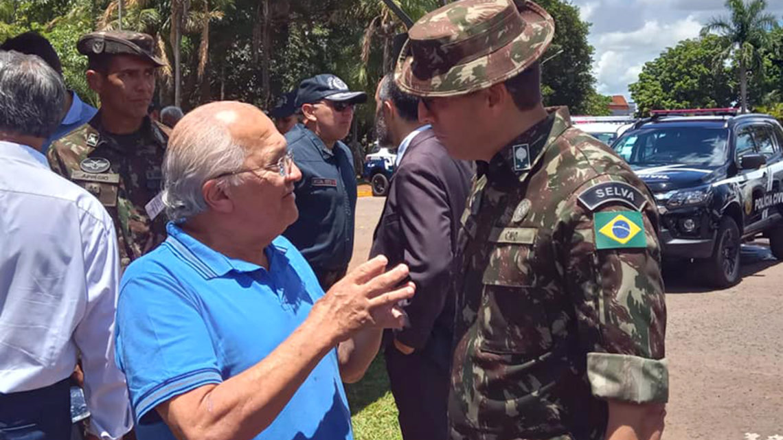 PREFEITO DR LÍDIO TRATA COM COMANDANTE DO C.M.O, SOBRE “ASFALTO” EM FRENTE O DESTACAMENTO DO EXÉRCITO DE IGUATEMI- MS.