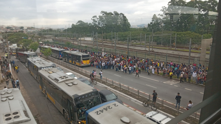 Paralisação de trecho da Linha 12 da CPTM gera filas em estações nesta segunda