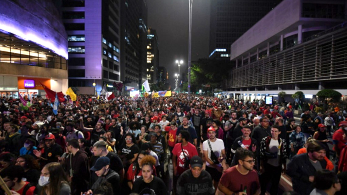 Após invasões em Brasília, manifestantes fazem ato na Av. Paulista