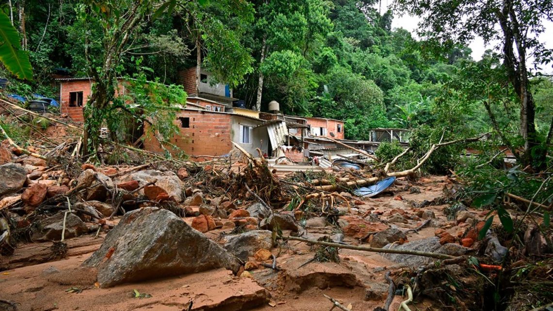 Lula anuncia ações para reconstrução de casas no litoral de SP; Tarcísio pede que motoristas evitem estradas