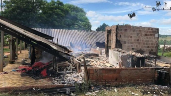 Suspeito de matar homem a facadas em assentamento tem casa incendiada