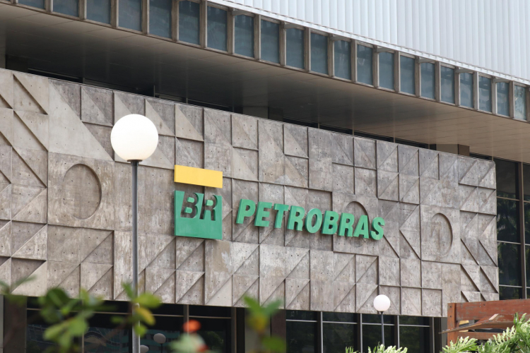 Petrobras anuncia redução de R$ 0,40 por litro no preço do diesel para as distribuidoras