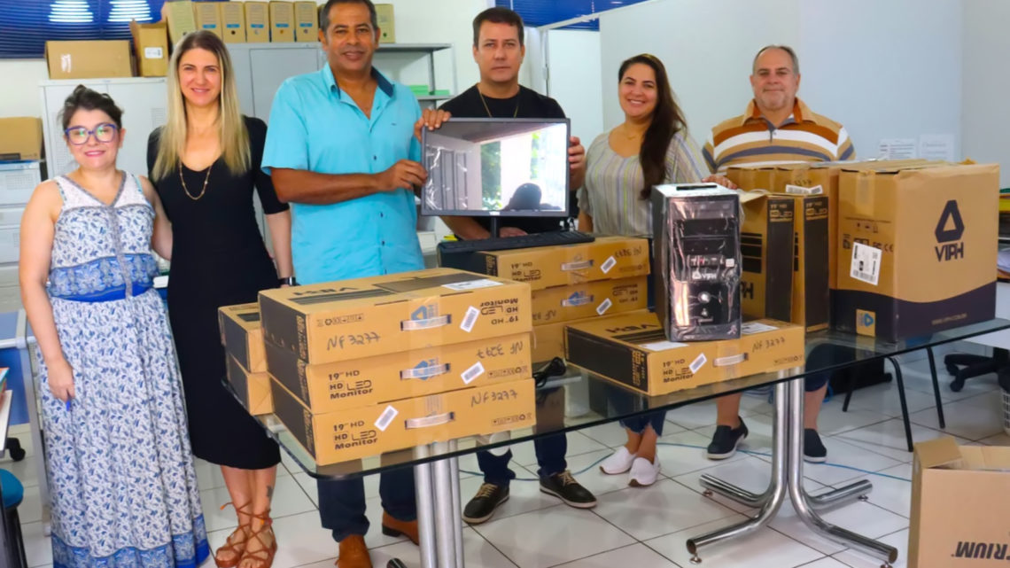 Parceria Léo e Fabiana com Simone Tebet garante 12 computadores para Saúde de Eldorado- MS