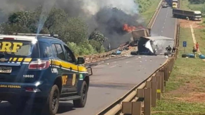 Três pessoas morrem em acidente entre caminhões na BR-163 com incêndio