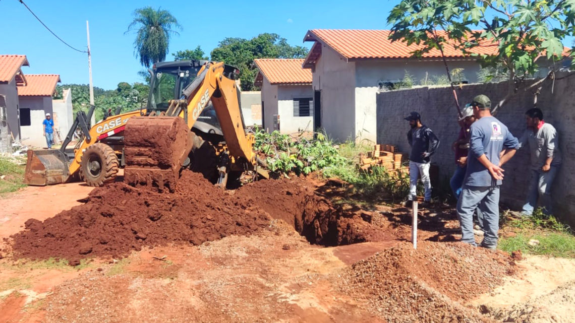 Infraestrutura começa construção de bocas de lobo para asfalto nas 10 casas atrás do Posto de Saúde Vila Nova/Universitário em Mundo Novo- MS