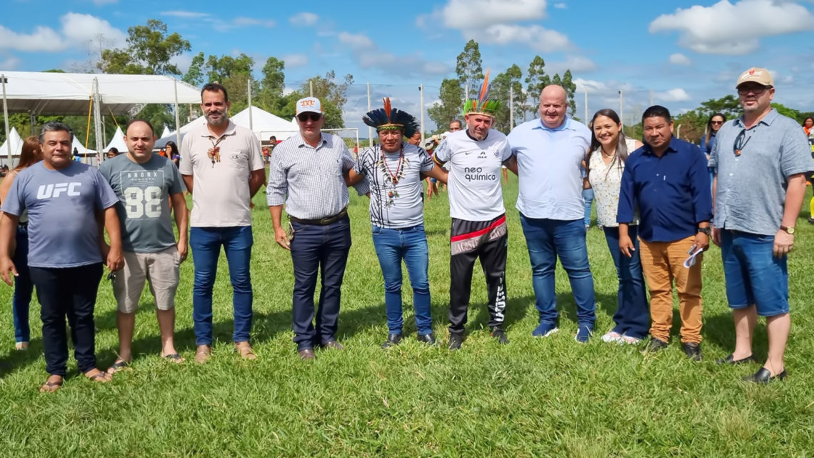 Prefeito de Japorã- MS visita aldeia e parabeniza os povos indígenas pelo Dia do Índio