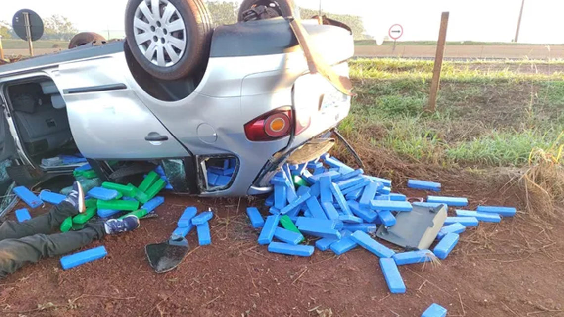 Após fuga, carro capota e espalha mais de 210 quilos de maconha em rodovia de Palmital