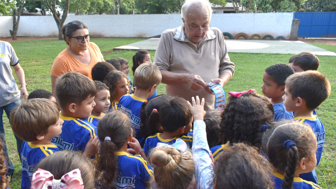 ESTUDANTES DA REDE MUNICIPAL DE ENSINO DE IGUATEMI- MS RECEBEM INGRESSOS PARA BRINQUEDOS DO PARQUE DE DIVERSÕES.