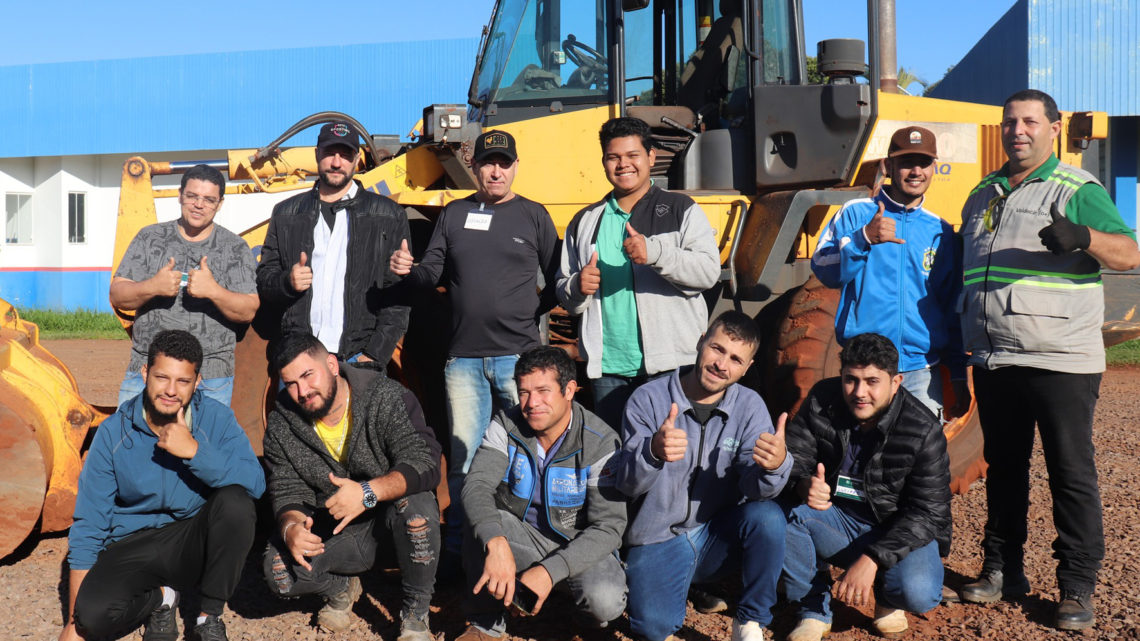 Centro de Qualificação em parceria com o Senar iniciou o curso Pá Carregadeira e Artesanato Macramê em Mundo Novo- MS