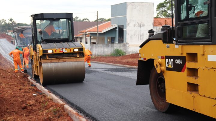 Asfalto na Otaviano Corrêa sendo feito nesta segunda-feira em Mundo Novo #Semcos