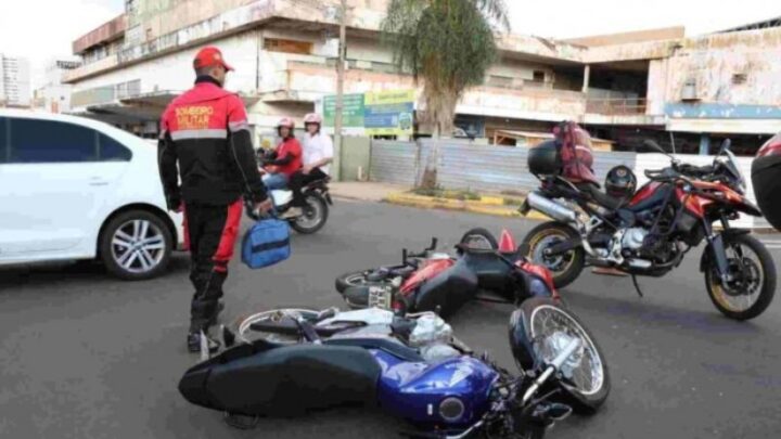 Motociclista de 23 anos avança sinal e causa acidente