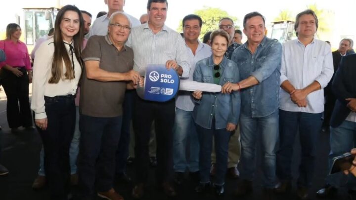 DR. LÍDIO CONQUISTA COM GOVERNO FEDERAL E ESTADUAL, NOVA MOTONIVELADORA PARA IGUATEMI