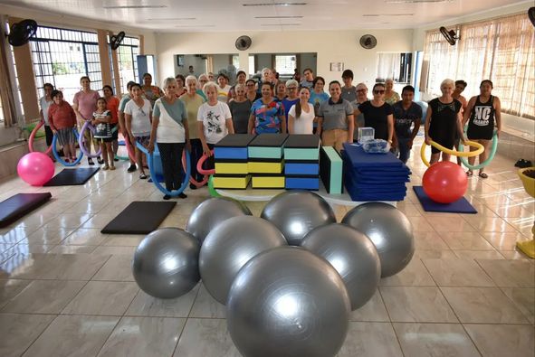 Coordenadora da Atenção Básica de iguatemi entrega materiais de pilates