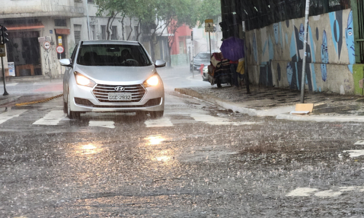 Pancadas de chuva com raios: 24 cidades de MS estão sob alerta de tempestade