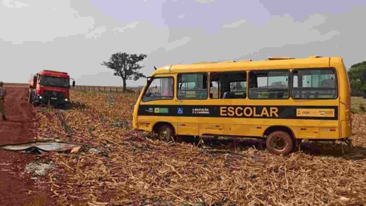 Ônibus que transportava crianças capota em estrada vicinal e 14 alunos ficam feridos