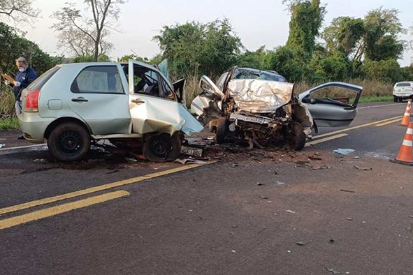 Motorista invade pista e morre em batida na BR-267; carros ficaram destruídos