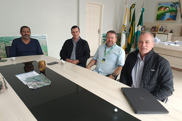 O prefeito de Eldorado recebe representantes da COPAGRIL-Cooperativa Agrícola Rondon Ltda.