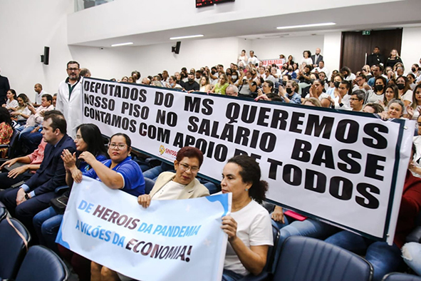 Trabalha na enfermagem de hospital e não recebeu o piso? Entenda sobre o repasse