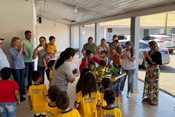 Secretaria de Educacao de Japorã entrega mudas de arvores a todos os servidores