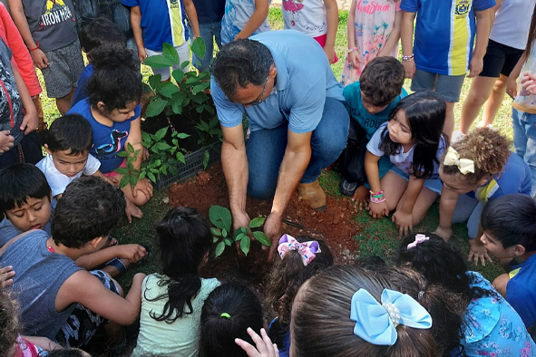 Prefeitura de Eldorado faz doação de mudas de arvores e palestras de educação ambiental.