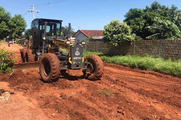 Estradas e Rodagens realiza trabalho de manutenção em várias vias do bairro Itaipu