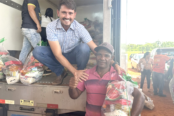 Thalles entrega cestas natalinas para famílias do Complexo Santo Antônio beneficiárias do programa Bolsa Família e PAINF