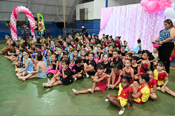 Festival de ginástica rítmica lotou a quadra da Escola Jardim Primavera