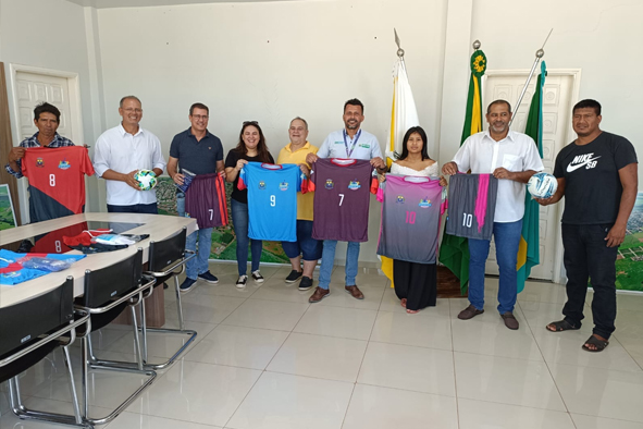 Prefeito Léo e Fundesporte entrega equipamentos esportivos para Aldeia Cerrito