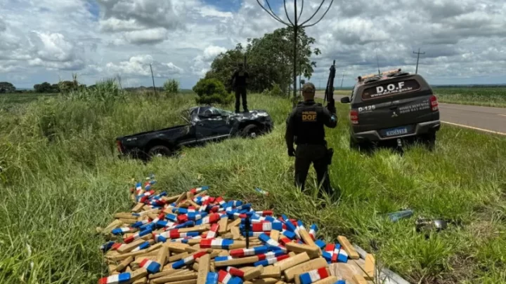 Caminhonete fura bloqueio, é perseguida pelo DOF e capota com 1 tonelada de maconha