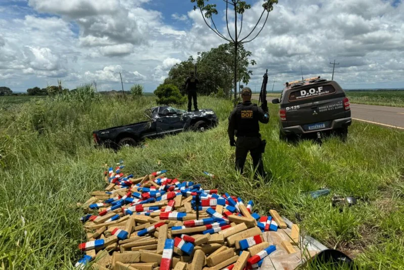 Caminhonete fura bloqueio, é perseguida pelo DOF e capota com 1 tonelada de maconha