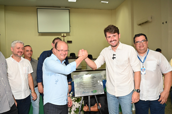 Prefeito Thalles Tomazelli, governador em exercício Barbosinha e vereadores entregam obras de saneamento e assinam autorização para o convênio de reforma e revitalização da Praça Santos Tomazelli e cooperação para instalação do Corpo de Bombeiros de Itaquiraí