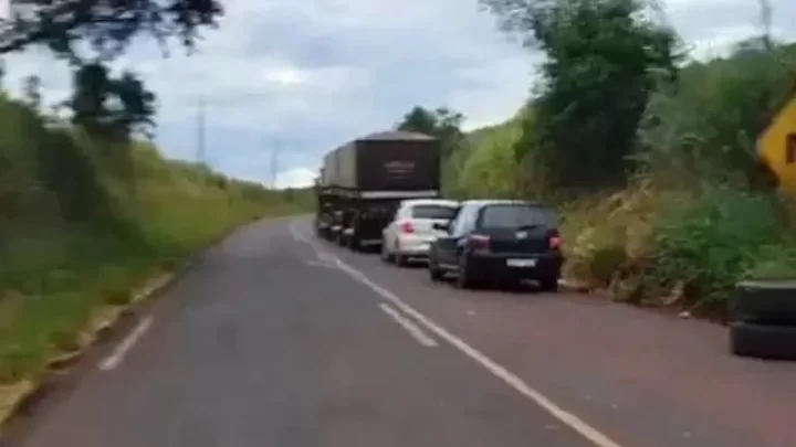 Roda se solta de caminhão e mata motociclista