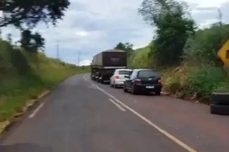 Roda se solta de caminhão e mata motociclista