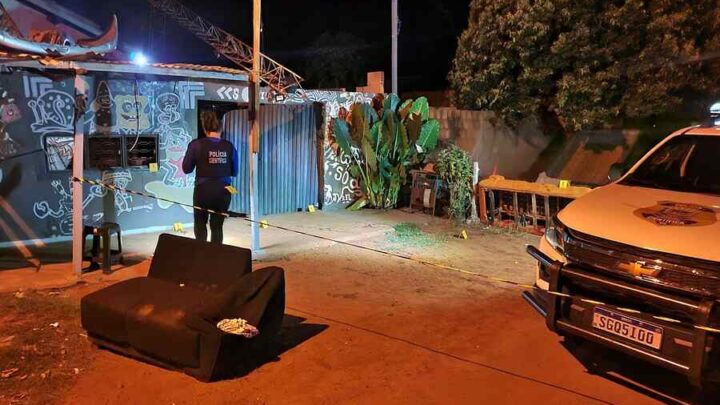 Morador tenta fugir depois de ter casa invadida e é assassinado a facadas por dupla