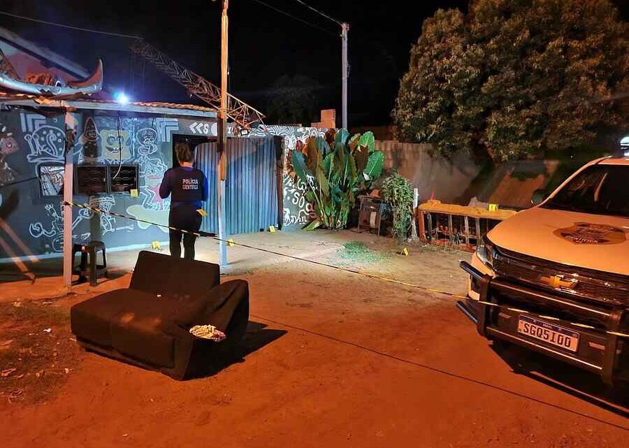 Morador tenta fugir depois de ter casa invadida e é assassinado a facadas por dupla