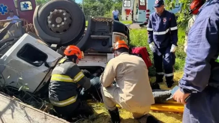 Carro bate em caminhão e quatro passageiros ficam presos às ferragens