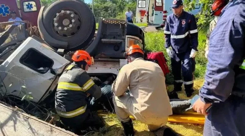 Carro bate em caminhão e quatro passageiros ficam presos às ferragens