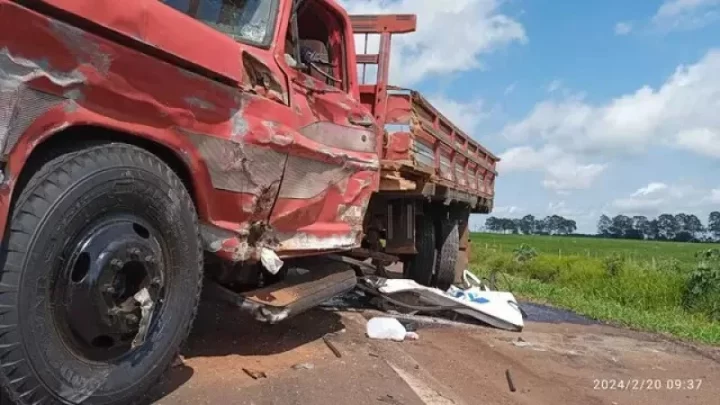 Kombi capota às margens da rodovia depois de colidir na lateral de caminhão